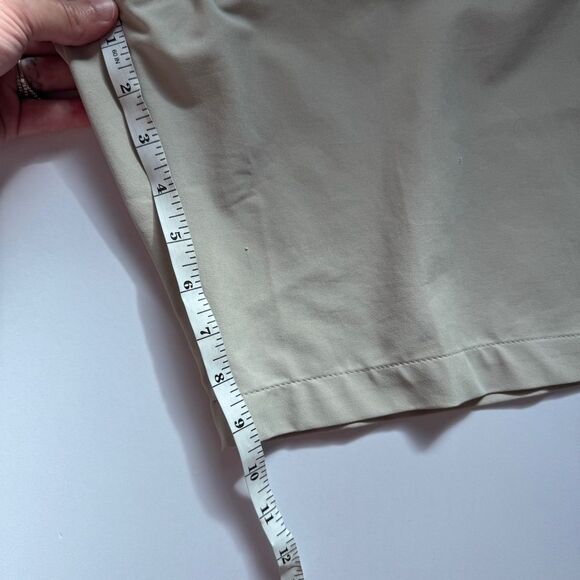 Under Armour Cream Shorts Size 36 - Picture 6 of 9